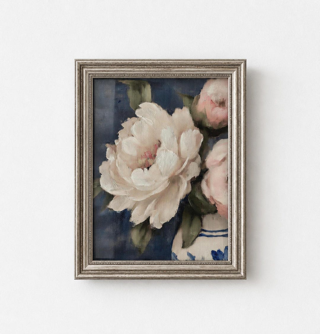 紺地に白い牡丹が描かれたアートプリント、磁器の花瓶を添えた油絵