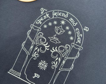 Sprich Freund und trage das bestickte T-Shirt - Fantasy Book Lover Tee