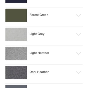 K&ouml;nnte beinhalten: Eine Farbpalette mit acht Stoffmustern. Die Farben umfassen Denimblau, Marineblau, Waldgr&uuml;n, Hellgrau, Hellgrau, Dunkelgrau, Hellgrau und Verblasstes Schwarz. Jedes Muster ist mit seinem jeweiligen Farbnamen beschriftet.