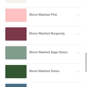 K&ouml;nnte beinhalten: Eine Farbkarte mit Stoffmustern in Stone Washed Black, White, Pink, Burgundy, Sage Green, Green, Denim und Grey. Jedes Muster ist mit seinem entsprechenden Farbnamen beschriftet und bietet eine visuelle Anleitung zu den verf&uuml;gbaren Optionen.
