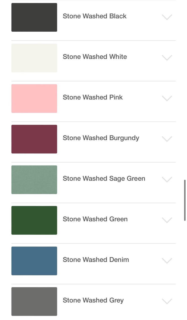 K&ouml;nnte beinhalten: Eine Farbkarte mit Stoffmustern in Stone Washed Black, White, Pink, Burgundy, Sage Green, Green, Denim und Grey. Jedes Muster ist mit seinem entsprechenden Farbnamen beschriftet und bietet eine visuelle Anleitung zu den verf&uuml;gbaren Optionen.