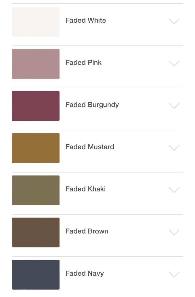 K&ouml;nnte beinhalten: Eine Farbpalette mit sieben verblassten Farben: Wei&szlig;, Rosa, Burgunder, Senf, Khaki, Braun und Marine. Jede Farbe wird in einem rechteckigen Block mit ihrem Namen daneben angezeigt.