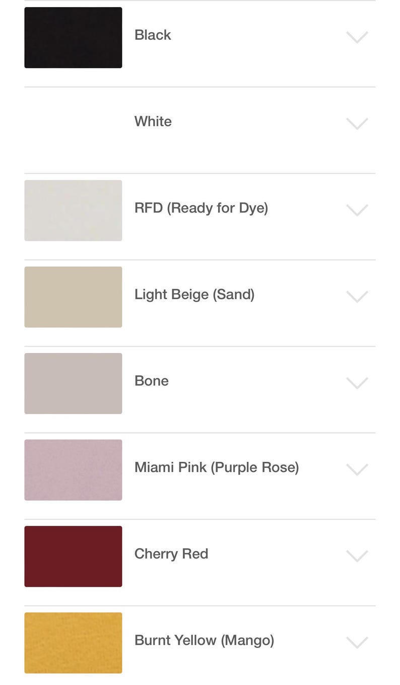 K&ouml;nnte beinhalten: Eine Farbpalette mit acht Farbmustern: Schwarz, Wei&szlig;, RFD (Ready for Dye), Hellbeige (Sand), Knochen, Miami Pink (Purple Rose), Kirschrot und Gebranntes Gelb (Mango). Jede Farbe wird in einem rechteckigen Block angezeigt.