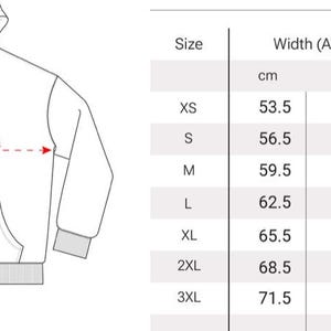 K&ouml;nnte beinhalten: Ein wei&szlig;es Hoodie-Diagramm mit Ma&szlig;en in Zentimetern und Zoll. Das Diagramm zeigt die Breite und L&auml;nge des Hoodies, mit Gr&ouml;&szlig;en von XS bis 3XL. Die Breitenmessungen reichen von 53,5 cm bis 71,5 cm.