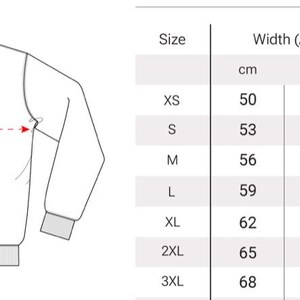 K&ouml;nnte beinhalten: Eine Diagrammzeichnung eines Sweatshirts mit Rundhalsausschnitt mit Ma&szlig;en in Zentimetern und Zoll. Das Diagramm zeigt die Breite und L&auml;nge des Sweatshirts, mit Gr&ouml;&szlig;en von XS bis 3XL. Ma&szlig;e sind in cm und Zoll angegeben.