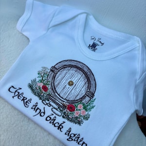 Daar en weer terug, geborduurd op Hobbit Hole LOTR geïnspireerd babyvest. Tolkien-babykleding. Cadeau voor pasgeboren baby, romper in fantasiestijl