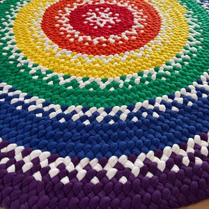 Braided cotton-jersey colorful accent rug 32&quot; round