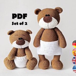 Könnte beinhalten: PDF-Muster zum Häkeln von zwei braunen Teddybären, die weiße Windelröcke tragen. Die Bären sitzen auf einer weißen Oberfläche. Das Bild enthält den Text "PDF Set of 2".