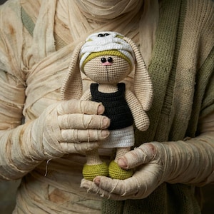 Wzór szydełkowy na ubranka dla mumii zombi na zabawkę 27 cm / Halloween AMIGURUMI w formacie PDF