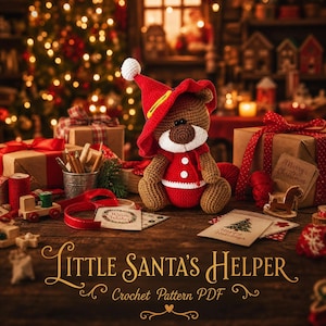 Puede incluir: Un oso de ganchillo marrón que lleva un gorro rojo con un pompón blanco y un chaleco rojo con dos botones blancos. El texto Little Santa's Helper Crochet Pattern PDF aparece en la parte inferior de la imagen en una fuente dorada.