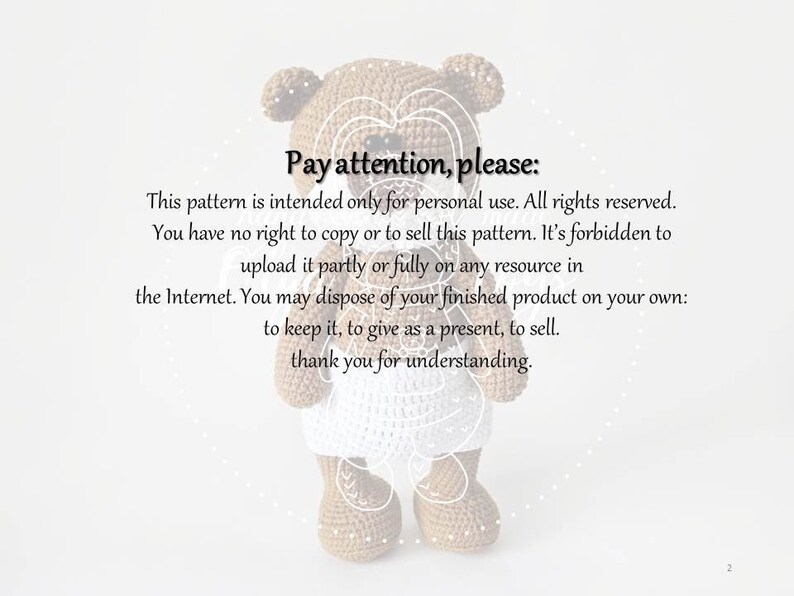 Pode incluir: Um urso de peluche de croch&ecirc; vestindo um vestido branco. O texto "Pay attention, please:" est&aacute; escrito acima do urso. O texto diz: "Este padr&atilde;o &eacute; destinado apenas para uso pessoal. Todos os direitos reservados. Voc&ecirc; n&atilde;o tem o direito de copiar ou vender este padr&atilde;o. &Eacute; proibido carreg&aacute;-lo parcial ou totalmente em qualquer recurso na Internet. Voc&ecirc; pode dispor do seu produto acabado &agrave; sua maneira: mant&ecirc;-lo, dar como presente, vender. Obrigado pela sua compreens&atilde;o."