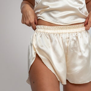 Elegant Mulberry Silk Sleep Shorts High-Rise with Side Slits Relaxed Fit for Luxurious Comfort Gift for Her 画像 8