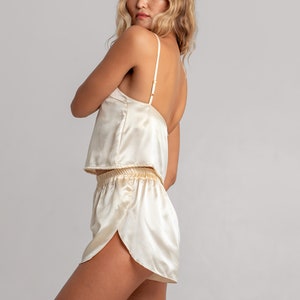 Elegant Mulberry Silk Sleep Shorts High-Rise with Side Slits Relaxed Fit for Luxurious Comfort Gift for Her 画像 9