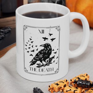 Tazza con i Tarocchi del Corvo della Morte, Tazza in Ceramica con Corvo Gotico, Tazza da Bere con Tema Stregonesco di Halloween, Regalo di Tè e Caffè Occulto, Decorazione da Cucina con Uccello Spettrale, Tazza con Omicidio