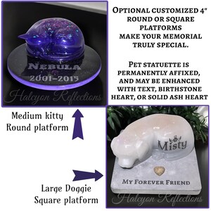 Pode incluir: Duas plataformas de memorial para animais de estima&ccedil;&atilde;o, uma redonda e outra quadrada. A plataforma redonda &eacute; decorada com uma figura de gato roxo e o texto "NEBULA 2001-2015". A plataforma quadrada &eacute; decorada com uma figura de c&atilde;o branco e o texto "Misty" e "MY FOREVER FRIEND". Ambas as plataformas s&atilde;o feitas de concreto e t&ecirc;m uma superf&iacute;cie texturizada.
