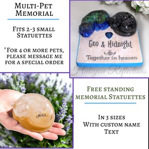 Pode incluir: Um memorial multi-animais de resina transparente com um nome e uma mensagem personalizados. O memorial tem a forma de um gato a dormir e est&aacute; dispon&iacute;vel em tr&ecirc;s tamanhos. O memorial &eacute; mostrado numa base rosa claro com uma borda azul. O texto na base diz "Geo & Midnight Together in heaven".