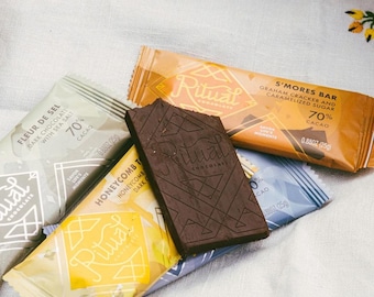 Minibarras de chocolate negro Ritual / S'mores, caramelo de miel, sal marina y más / Ideales para tu próxima pausa, página o bolsillo.