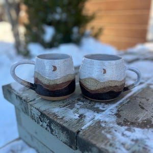 Taza de cerámica de montaña invernal