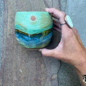 Taza de cerámica turquesa clara del océano