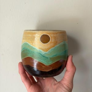 Taza de cerámica turquesa con forma de montaña