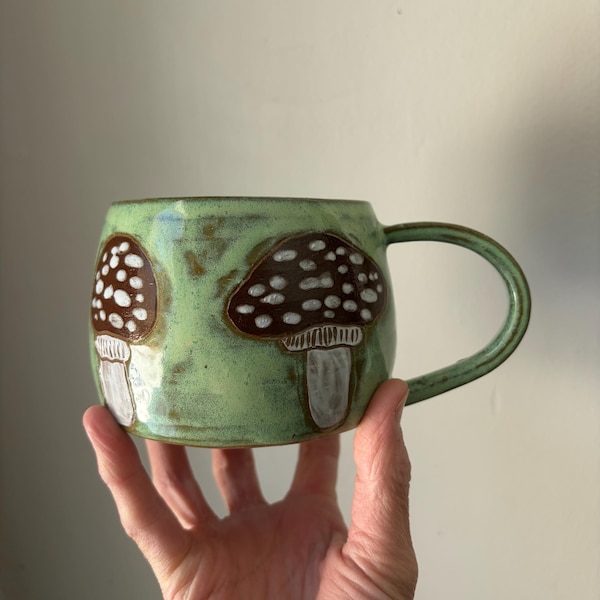 Caneca de cerâmica em formato de cogumelo verde