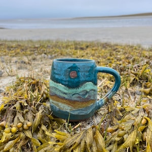 Caneca de cerâmica turquesa com estampa do oceano