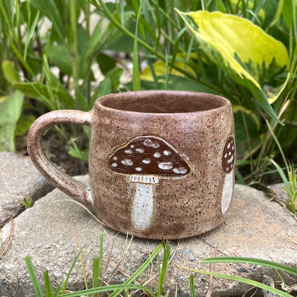 Tazza in ceramica a forma di fungo marrone