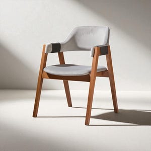 Sedia da pranzo in legno massello realizzata a mano con braccioli in legno
