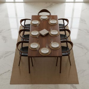 Puede incluir: Vista cenital de un comedor. Una mesa rectangular de madera oscura está dispuesta con platos blancos, vasos y manteles individuales tejidos para ocho comensales. La mesa está rodeada por ocho sillas de madera oscura con asientos de cuero negro, todo sobre una alfombra beige.