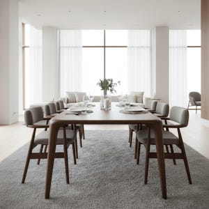 Op de afbeelding: Een rechthoekige houten eettafel met afgeronde hoeken en acht bijpassende stoelen met donkerhouten frames en lichtgrijze gestoffeerde zittingen. De tafel is gedekt met witte borden, heldere glazen en een centrale glazen vaas met groen.