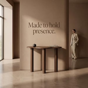 Konsolbord i massivt valnöt – Minimalistiskt böjd design för entrén bild 1