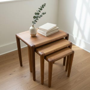 Ręcznie robione, orzechowe stoliki kawowe do wsuwania: zestaw 3 stolików w stylu Mid Century Modern