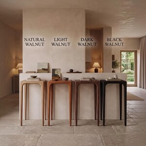 Puede incluir: Cuatro consolas de madera altas y delgadas dispuestas en fila, etiquetadas como Natural Walnut, Light Walnut, Dark Walnut y Black Walnut. Cada mesa presenta un dise&ntilde;o de marco arqueado liso con cuatro patas, mostrando tonos de madera distintos.