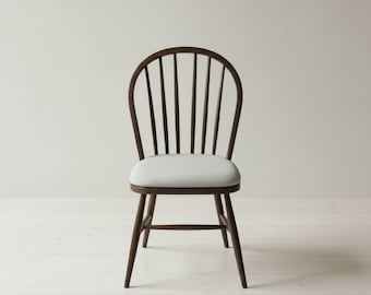 Handgemaakte houten eetkamerstoel met armleuningen: moderne keuken en woonkamer