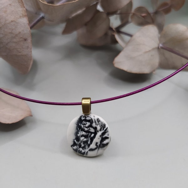 Collier Tour de cou câblé prune Médaillon empreinte végétale rond en porcelaine blanche et porcelaine noire