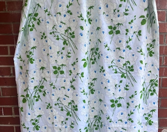 Sábana plana vintage Wabasso con diseño floral, tamaño completo, en blanco, azul y verde. Fabricada en Canadá.