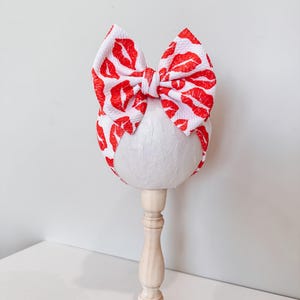 Valentine's Kisses Baby Headband: Oversized Bow Head Wrap bild 2
