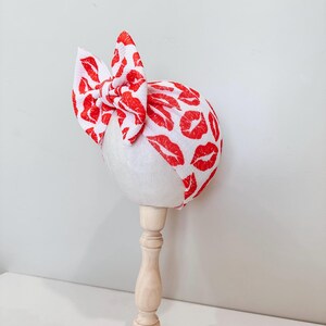 Valentine's Kisses Baby Headband: Oversized Bow Head Wrap bild 3