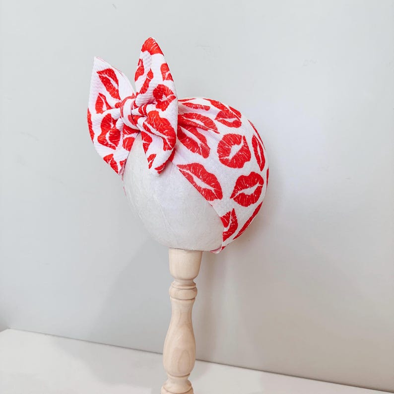 Valentine's Kisses Baby Headband: Oversized Bow Head Wrap bild 3