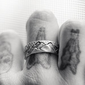 Mountain Range Ring Mountain Silver Ring, Mountain Band Ring, Mountain Wedding Ring Engraved Nature Inspired Pinky Jewelry Gift Cool Mens