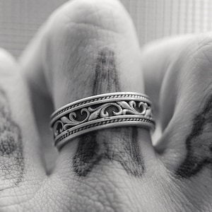 Anillo de banda de plata con motivos de hojas, anillo de boda con estampado barroco, anillo de promesa para ella, regalo de anillo de parejas de aniversario para joyería de novio
