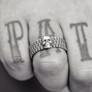 Skull Goth Wedding Band Ring in Sterling Silver Gothic Promise Ring For Boyfriend Cool Biker Catacombs Ring Vintage Men Jewelry Husband Gift