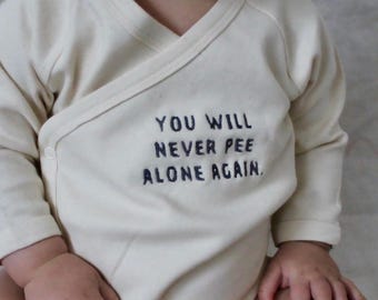 Babybody you will never pee alone again I Wickelbody bestickt I Body personalisiert Geburt I Geschenk zur Geburt