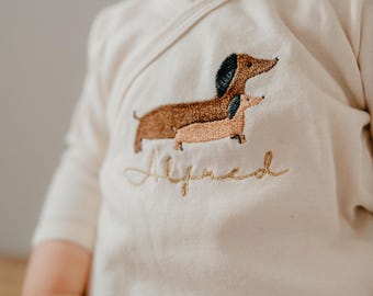 Gepersonaliseerde babyromper met teckelprint | Geborduurde wikkelromper | Gepersonaliseerde babyromper | Gepersonaliseerde babycadeaus