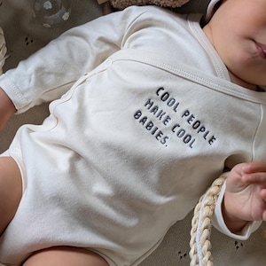 Babybody cool people make cool babies I Wickelbody bestickt I Body personalisiert Geburt I Geschenk zur Geburt