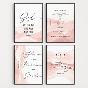 Christian Bible Verse Wall Art Print Set de 4, Decoración de la pared de la guardería, Regalo para niña, Arte de pared imprimible en acuarela rosa rubor, Descarga digital