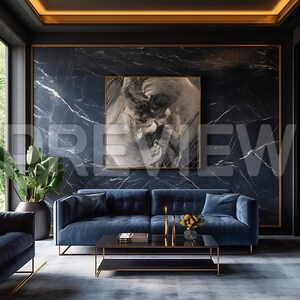 Pode incluir: Um sof&aacute; de veludo azul escuro com duas almofadas fica em frente a uma parede de m&aacute;rmore preto com uma pintura abstrata emoldurada. Uma mesa de centro preta com uma moldura de metal dourado fica em frente ao sof&aacute;. H&aacute; dois casti&ccedil;ais dourados e um vaso com flores amarelas na mesa.
