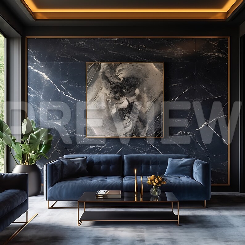 Pode incluir: Um sof&aacute; de veludo azul escuro com duas almofadas fica em frente a uma parede de m&aacute;rmore preto com uma pintura abstrata emoldurada. Uma mesa de centro preta com uma moldura de metal dourado fica em frente ao sof&aacute;. H&aacute; dois casti&ccedil;ais dourados e um vaso com flores amarelas na mesa.