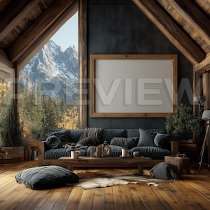 Puede incluir: Interior de cabaña rústica con una gran ventana con vistas a una cordillera. La habitación cuenta con un sofá azul oscuro, una mesa de centro de madera y un gran lienzo enmarcado. El suelo es de tablones de madera y el techo tiene vigas de madera.