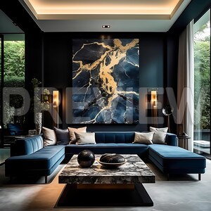 Pode incluir: Um sof&aacute; seccional azul escuro com uma mesa de centro de m&aacute;rmore em uma sala de estar moderna. A sala apresenta uma grande pintura abstrata com tons dourados e azuis.